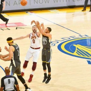  库里常规赛总三分球破千  