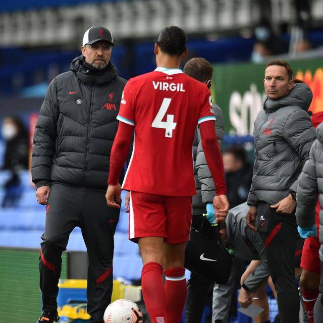  利物浦范戴克低级失误致丢球，社交媒体遭球迷抨击  